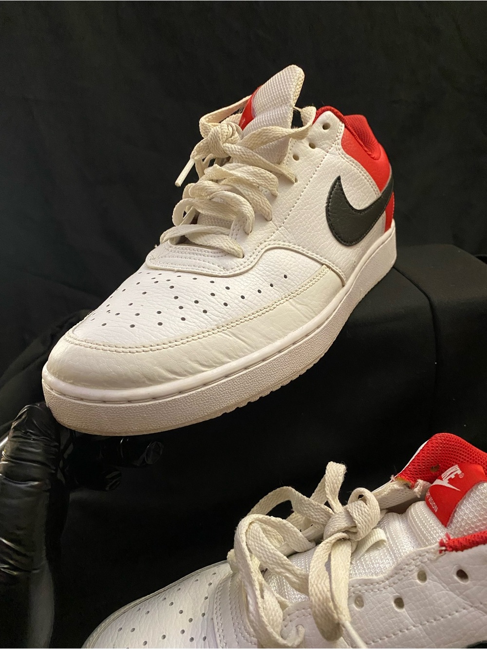 Nike White Black Red Low-Top Athletic Shoes